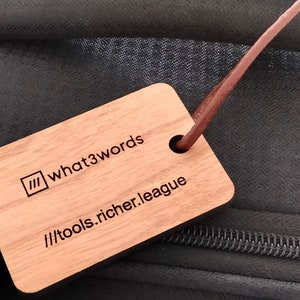 Bagagelabel gegraveerd met ///what3words: houten bagagelabel gegraveerd met adres ingesloten met behulp van de exacte locatiecode van ///what3words