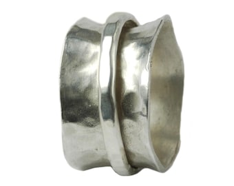 Wide hammered 925 silver ring with rotating ring band