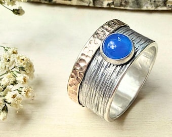 Blue agate ring in 925 silver with hammered edge made of 333 gold