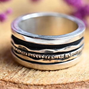 Anillo ancho de plata mujer hombre "Zila" anillo giratorio oxidado | Anillo de declaración de plata 925 unisex, regalo con fondo ennegrecido.