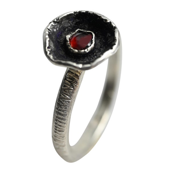 Granat Ring aus 925er Silber mit oxidiertem Ringkopf