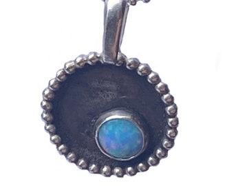Colgante de plata con ópalo sintético, colgante redondo con cadena de plata 925