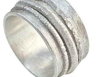 Wide matte ring in 925 silver with rotating bands