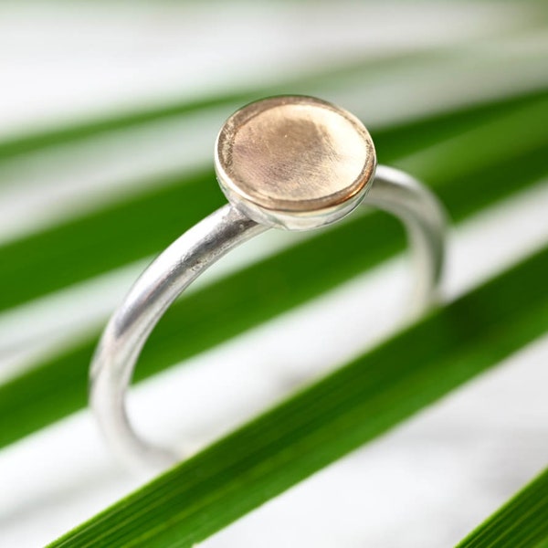 Narrow bicolor silver ring with 333 gold and round ring head