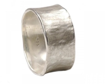 Ampio anello opaco in argento 925 con texture