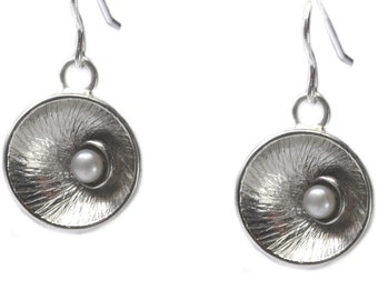 Silver earrings with pearl, minimalist modern drop earrings, textured round earrings, elegant jewelry gift for her, 17 mm