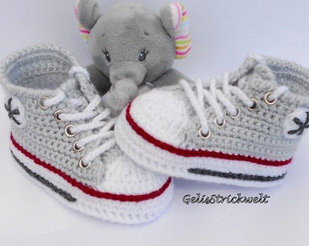 gehäkelte Babyturnschuhe in hellgrau mit Ösen, gehäkelte Babyschuhe, gehäkelte Sneakers, Geschenk Geburt, Baby Geschenk Newborn