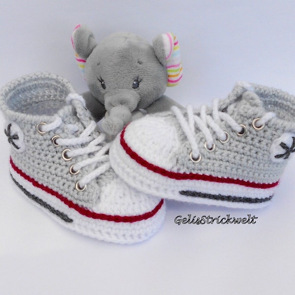 gehäkelte Babyturnschuhe in hellgrau mit Ösen, gehäkelte Babyschuhe, gehäkelte Sneakers, Geschenk Geburt, Baby Geschenk Newborn