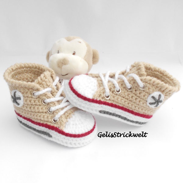 gehäkelte Babyturnschuhe in sisalbeige mit Ösen, gehäkelte Babyschuhe, gehäkelte Sneakers, Geschenk Geburt, Baby Geschenk Newborn