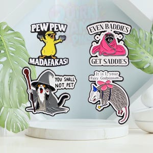 Chaotische Tier Meme Emaille Pins | Freche & lustige Badges