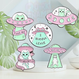 Emaille pinnen buitenaardse kat en ufo | Pastelkleurige scifi- en grappige kattenbadges