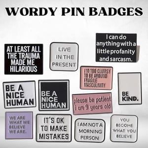 Pines de esmalte divertidos y verbosos: insignias con citas de eslogan: identificables y expresivos.