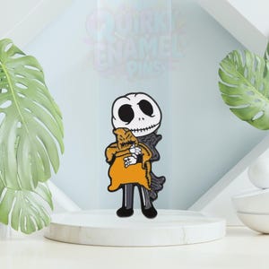 Beetlejuice &quot;Never Trust the living&quot; Enamel Pin.