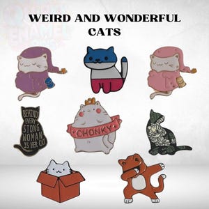 Peut inclure: Ensemble de huit épingles en émail représentant différents chats dans diverses poses et designs. Les épingles comprennent un chat portant une robe violette, un chat portant une robe rose, un chat avec une couronne, un chat avec un motif floral, un chat dans une boîte, un chat avec une bannière 'Chonky', un chat dans une tenue rouge et blanche, et un chat en train de faire un dab.