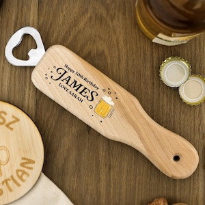 Ouvre-bouteille en bois gravé pour bière | Cadeaux d&#39;anniversaire 18, 21, 40, 40, 50 ans | Accessoire de bar personnalisé |