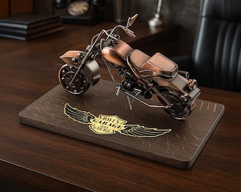 Modelo de motocicleta personalizado: motocicleta de metal vintage em base de madeira gravada