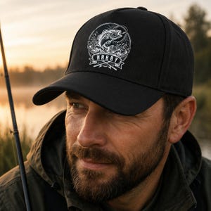 Peut inclure: Casquette de baseball noire avec un motif blanc d'un poisson sautant hors de l'eau et le nom "HARRY" sur une bannière. La casquette a une visière incurvée et est faite d'un tissu résistant. Idéale pour la pêche.