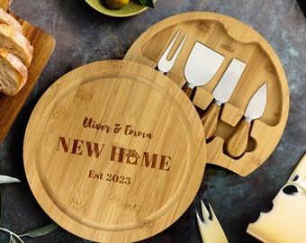 Ensemble de planche à fromage et de couteaux en bambou personnalisés pour couple | Planche à charcuterie gravée | Cadeau de pendaison de crémaillère | Cadeau pour une nouvelle maison