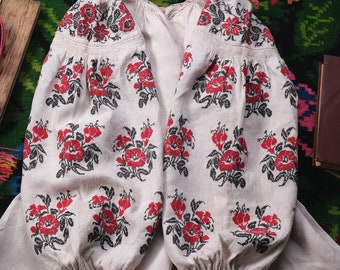 VERY NICE FLORAL blouse!! Stunning floral embroidering Antique embroidered blouse Antique robe Robe Ukraine Hemp blouse Soft material