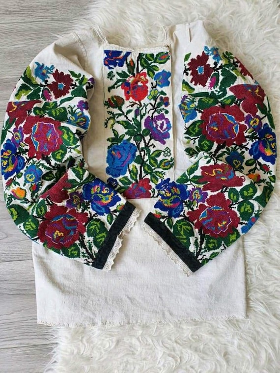 Amazing full arm embroidered blouse! Antique blous