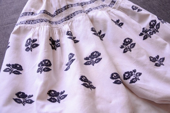 BLACK embroidery and lace work Folk short shirt Un