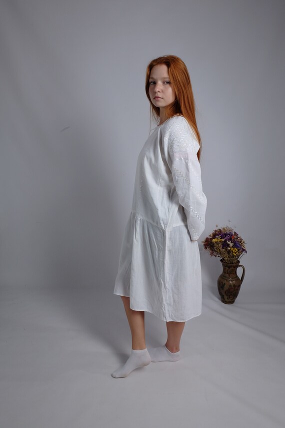 Extra thin antique cotton dress! White silk embro… - image 5