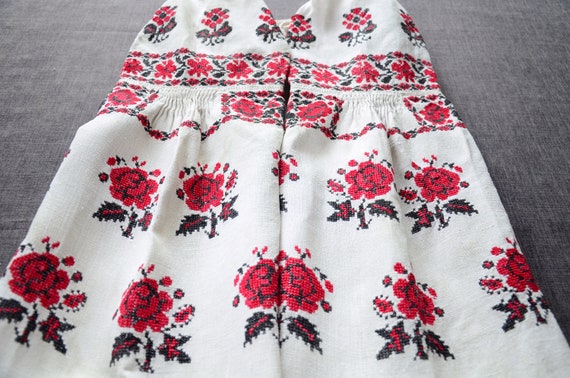 Unusual vintage dress Framed folds Bright floral e