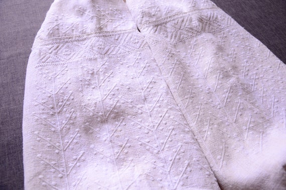 Nice WHITE DRESS!!! Ancient embroidered trees Unus