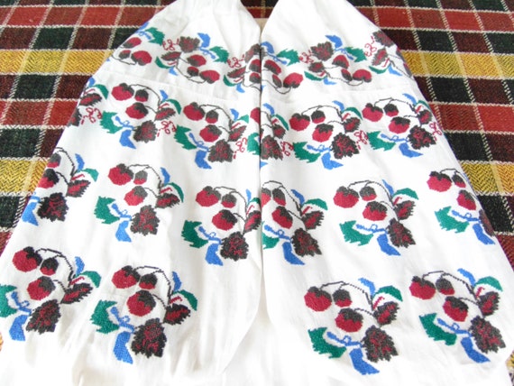 Very nice COLORED STRAWBERRY dress! Beautiful anti