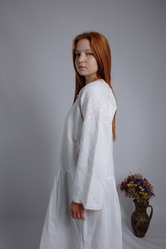 Extra thin antique cotton dress! White silk embro… - image 6