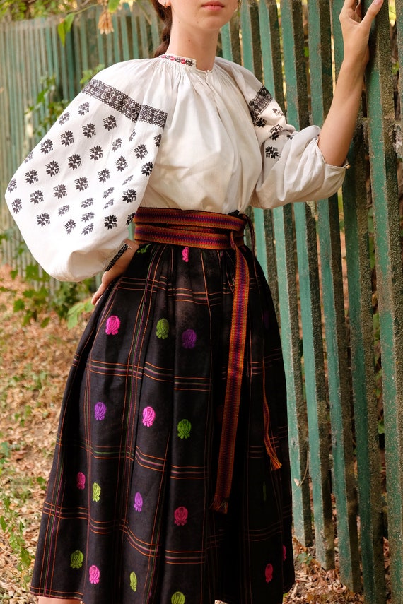 Black embroidered VINTAGE LINEN blouse!! Ukrainian