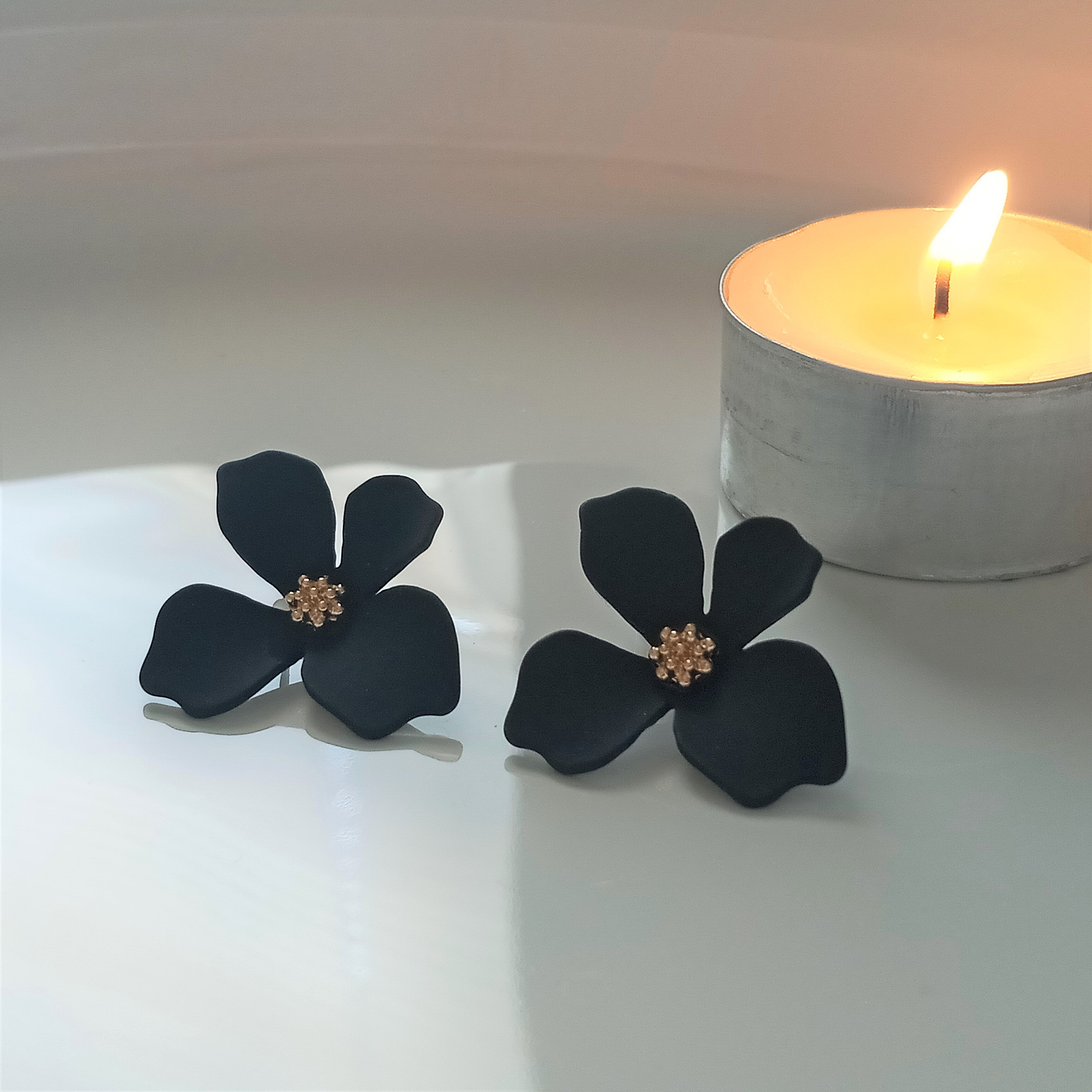 Black flower stud earrings deals