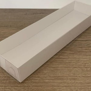 6,5 x 20,5 x 2,5 centímetros - 2,5" x 7,9" x 0,98" pulgadas Fondo de cartón blanco y caja de acetato 2,5" x 7,9" x 0,98" pulgadas