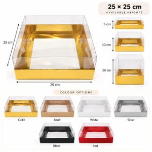 Puede incluir: Una caja de regalo cuadrada con tapa de plástico transparente y base dorada, que mide 25 cm por 25 cm. La imagen muestra alturas disponibles de 5 cm, 10 cm y 30 cm, junto con opciones de color en oro, kraft, blanco, plata, negro y rojo.