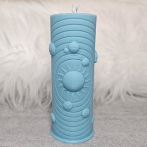 Kleine Sonnensystem Stumpenkerze: Farbe und Duft nach Wunsch, 100% Sojawachs.