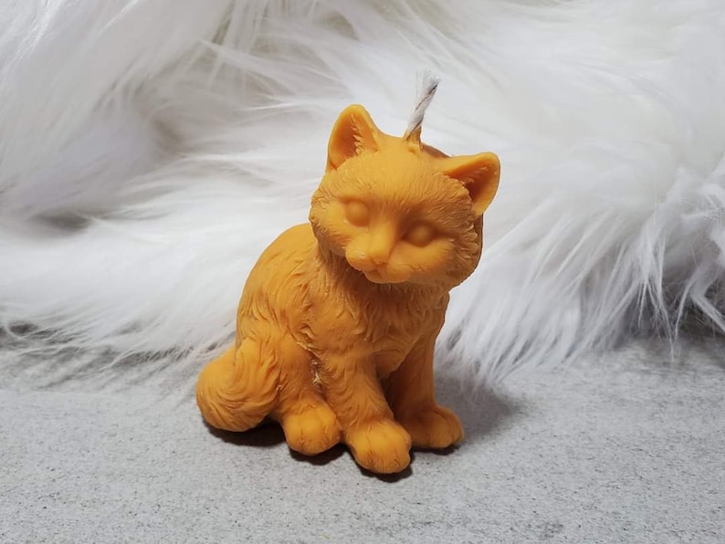 Cat candle: custom color and scent, 100% soy wax, kitty. image 1