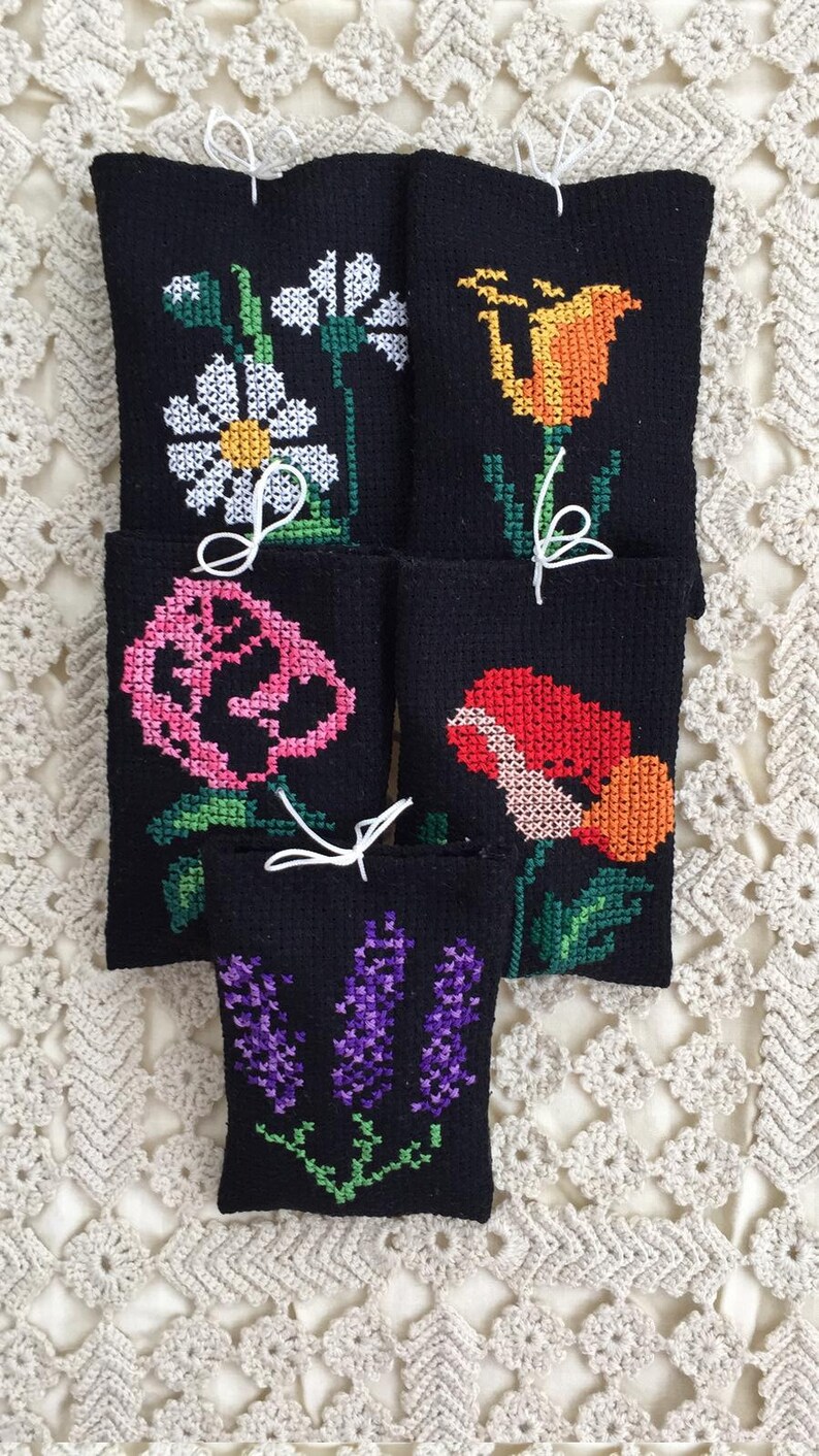 Lavender Sachet-Hanging Cross Stitch Sachet-Lavender Bag with Flowers-Hosewarming Gift Fresh Lavender Bud-Floral Gift-Daisy Lavender Sachet
