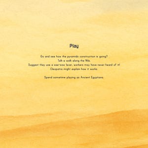Puede incluir: Ilustraci&oacute;n estilo acuarela con un fondo degradado amarillo y naranja. La palabra "Play" est&aacute; en la parte superior, seguida de texto sobre el antiguo Egipto, incluidas las pir&aacute;mides y Cleopatra.