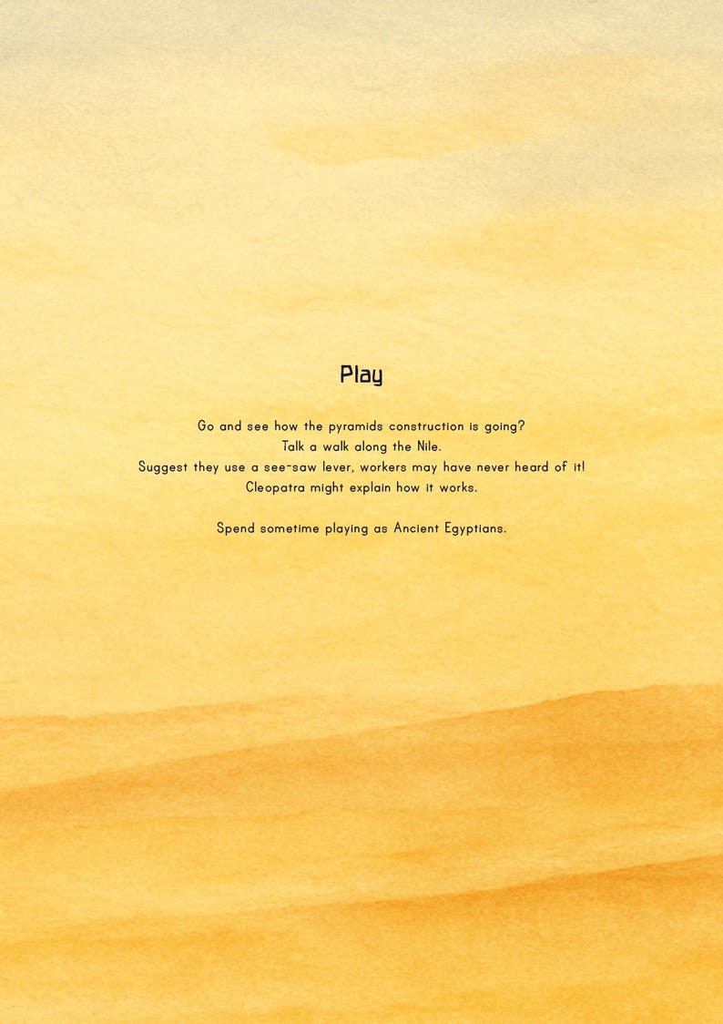 Puede incluir: Ilustraci&oacute;n estilo acuarela con un fondo degradado amarillo y naranja. La palabra "Play" est&aacute; en la parte superior, seguida de texto sobre el antiguo Egipto, incluidas las pir&aacute;mides y Cleopatra.