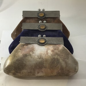Bolso de mano Moulin Rouge - Cartera de mano delgada de cuero con marco de peltre de Viena Estampado de lagarto con piedras de cuarzo laminadas en oro.