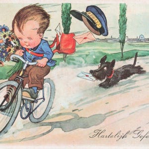 Repartidor exprés en su bicicleta con un gran ramo de flores y un perro persiguiendo una postal vintage de la Segunda Guerra Mundial enviada por un soldado a su hijo.