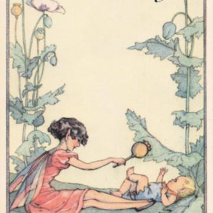 Op de afbeelding: Vintage illustratie van een verjaardagskaart met een feeënscène. De kaart toont een fee in een roze jurk en vleugels die met een baby speelt, met klaprozen en de tekst "Birthday Greetings", "Pixie Playthings" en "A Poppy Rattle".