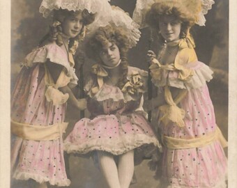 Mooie Franse zangers/dansers RP handgekleurde foto door Sazerac Paris Vintage ansichtkaart 1900