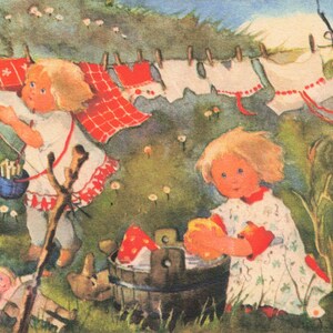 Artista Mili Weber Bambini che lavano i loro vestiti per bambole e orsacchiotti di peluche Cartolina d'epoca degli anni '30