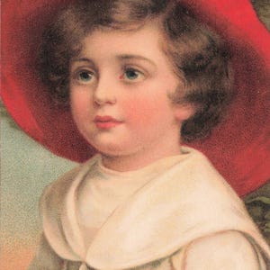 Könnte beinhalten: Ein Vintage-Porträt eines Kindes mit einem großen, leuchtend roten Hut. Das Kind hat helle Haut, rosige Wangen und helle Augen. Es trägt ein weißes Outfit mit hohem Kragen und Knopfdetails, was eine klassische, zeitlose Ästhetik schafft.