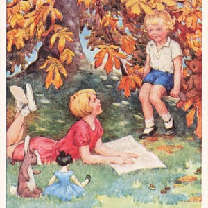 Il libro di fiabe Bambini che leggono un libro con il loro coniglio e la loro bambola Cartolina d'epoca degli anni '50