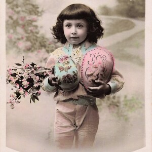Ostergruß Französisches Kind mit zwei großen Ostereiern Handkolorierte Echtfotopostkarte 1920