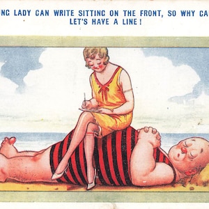 Carte postale vintage Comic Seaside des années 1920 Cette jeune femme peut écrire assise sur le devant