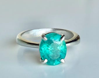 Anillo único de plata con apatita de paraíba brasileña natural.