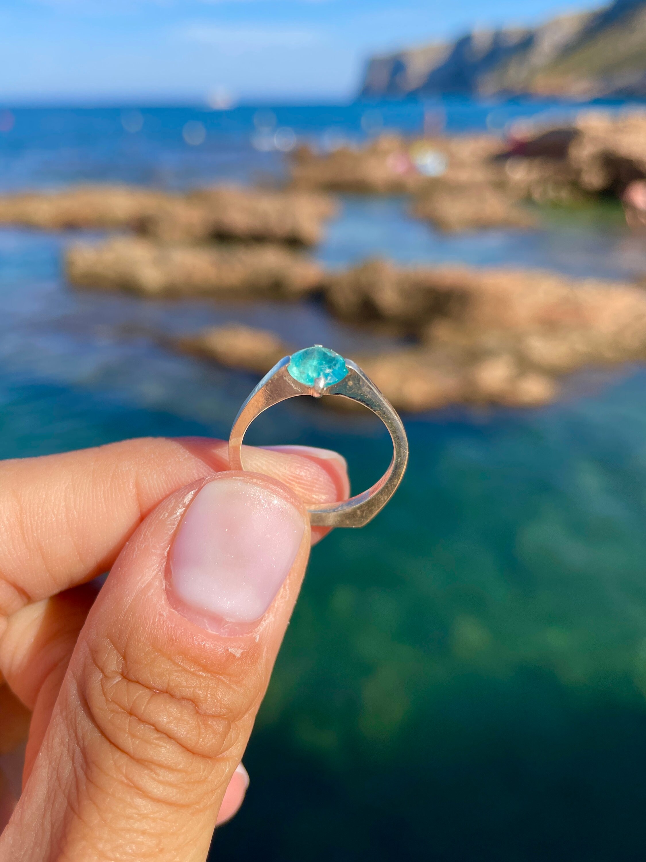 手彫りパライバトルアパタイトの婚約指輪：ブラジル産ネオンブルーの 